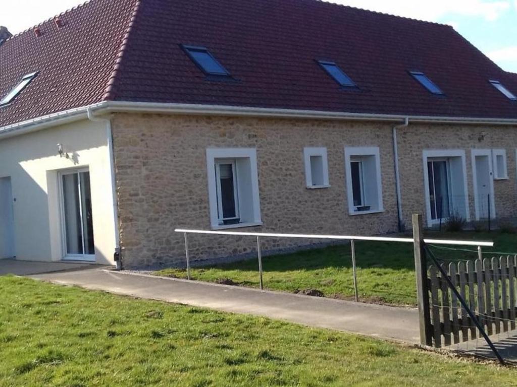 a brick house with a fence in front of it at Gîte spacieux avec terrain clos, terrasse, 4 chambres, animaux acceptés, près de Belle-et-Houllefort - FR-1-376-104 in Belle-et-Houllefort