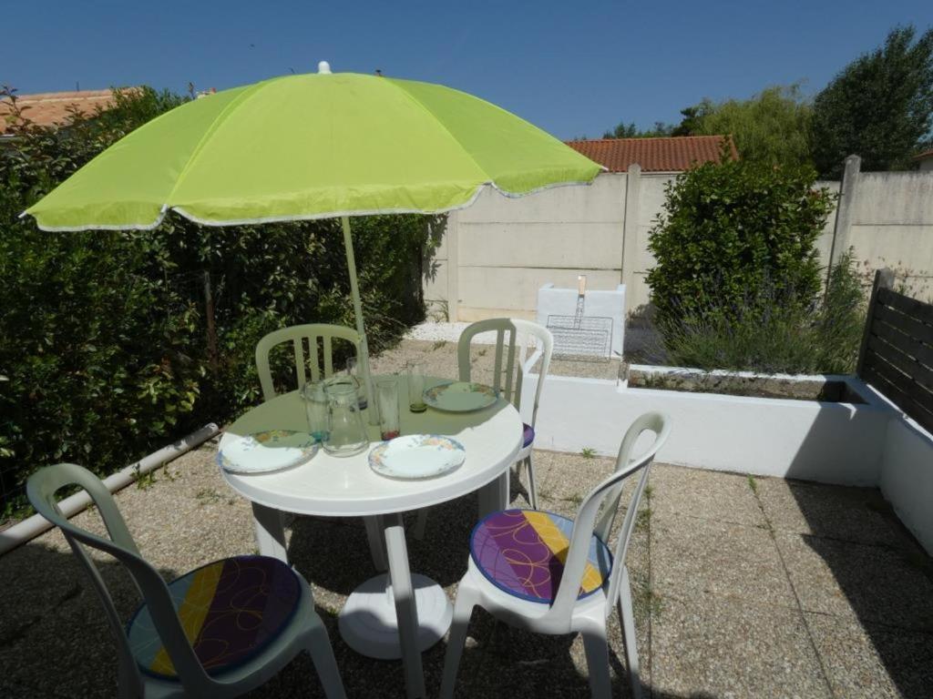 Vonkajšia záhrada v ubytovaní Charmante maison avec mezzanine, terrasse et piscine, proche plage - 4 pers. - FR-1-540-167