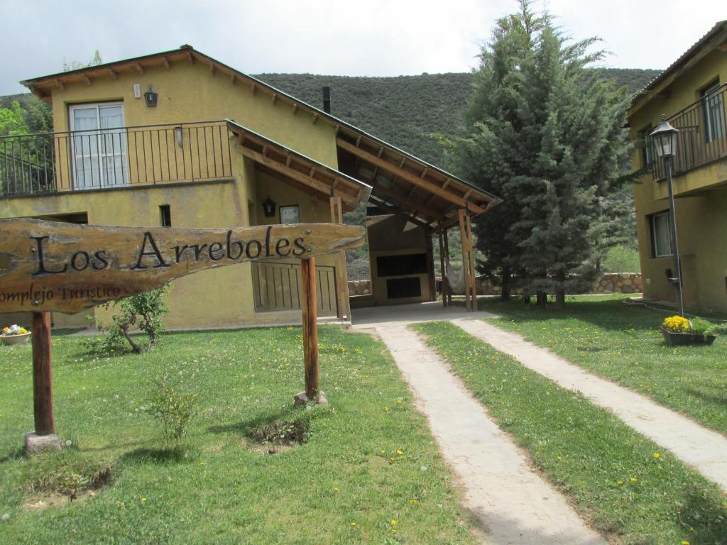 ein Schild im Hof eines Hauses in der Unterkunft Cabañas Los Arreboles in Potrerillos
