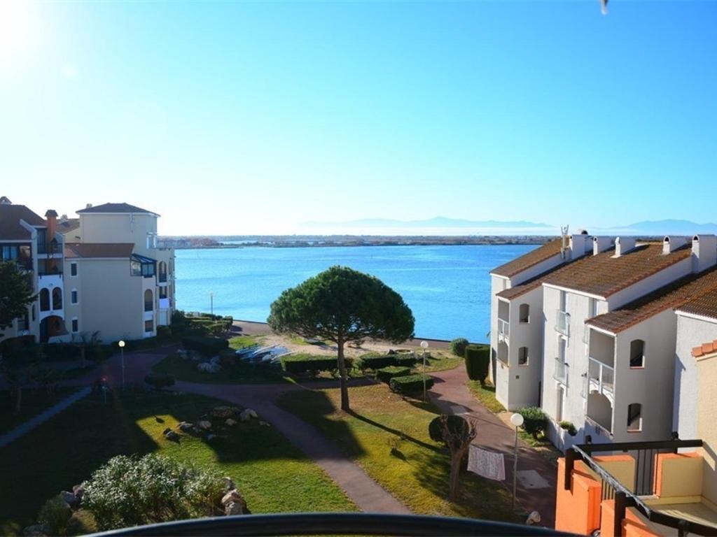 een uitzicht op de oceaan vanuit een gebouw bij Appartement Port Barcarès, 3 pièces, 4 personnes - FR-1-431-51 in Le Barcarès