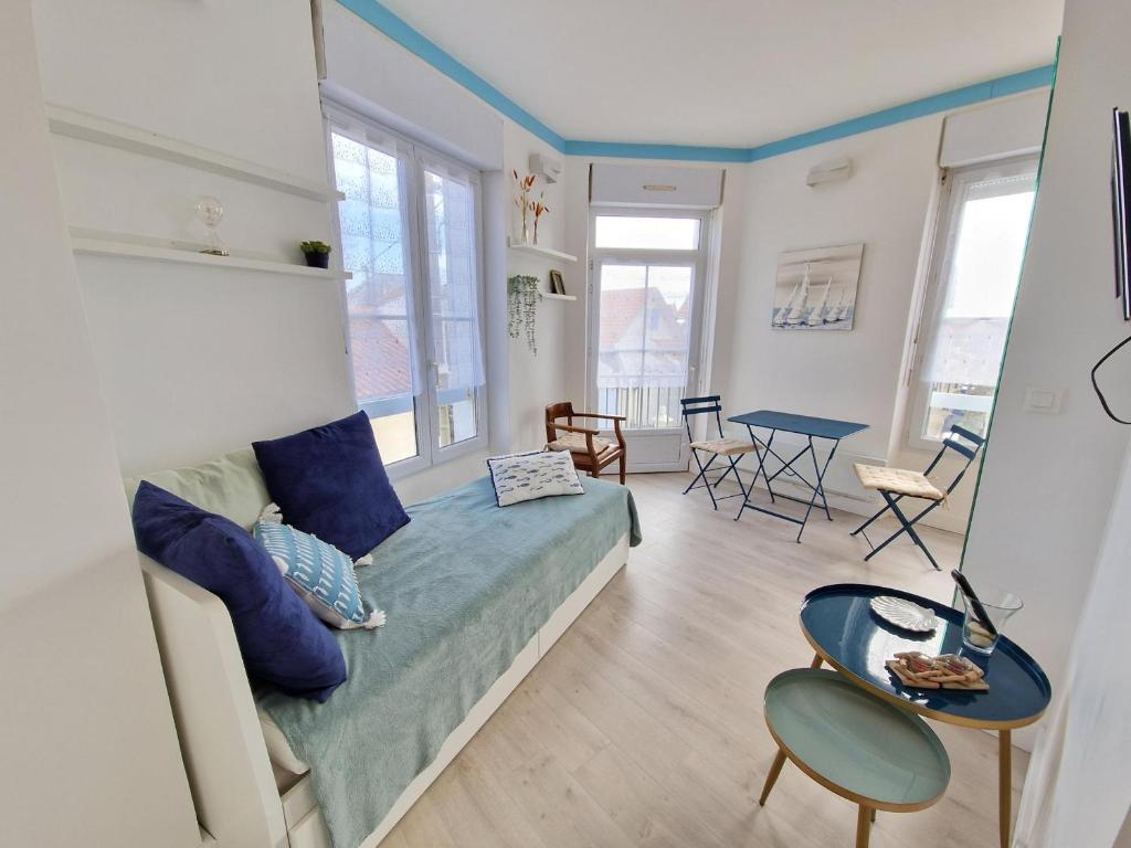 salon z łóżkiem i stołem w obiekcie Studio Confort pour 4 pers. proche Plage/Commerces - Châtelaillon-Plage - FR-1-706-1 w mieście Châtelaillon-Plage