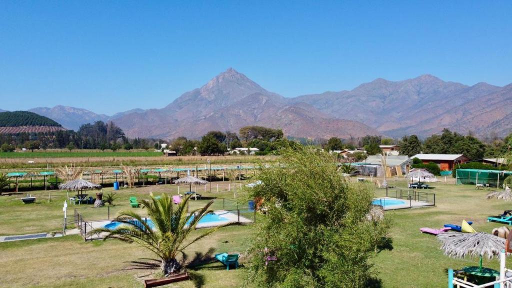 um parque com um parque infantil com montanhas ao fundo em cabaña 2 vista campana em Hijuelas