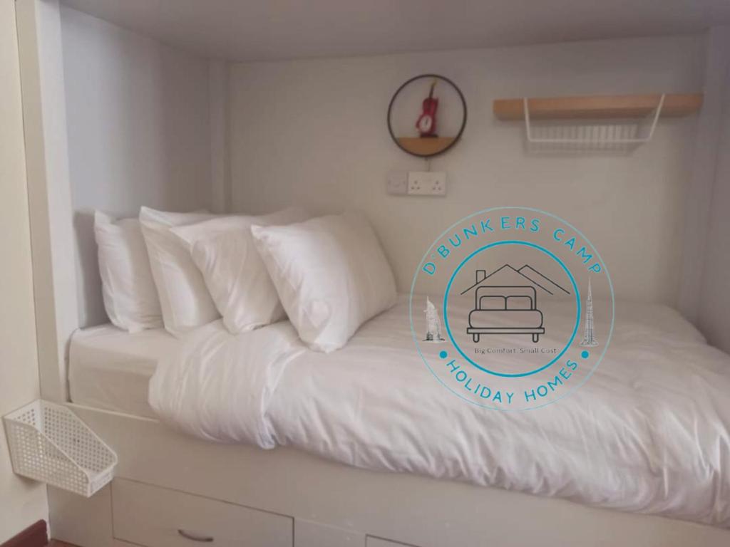 Postel nebo postele na pokoji v ubytování Shared Room in Dubai - D Bunkers Camp