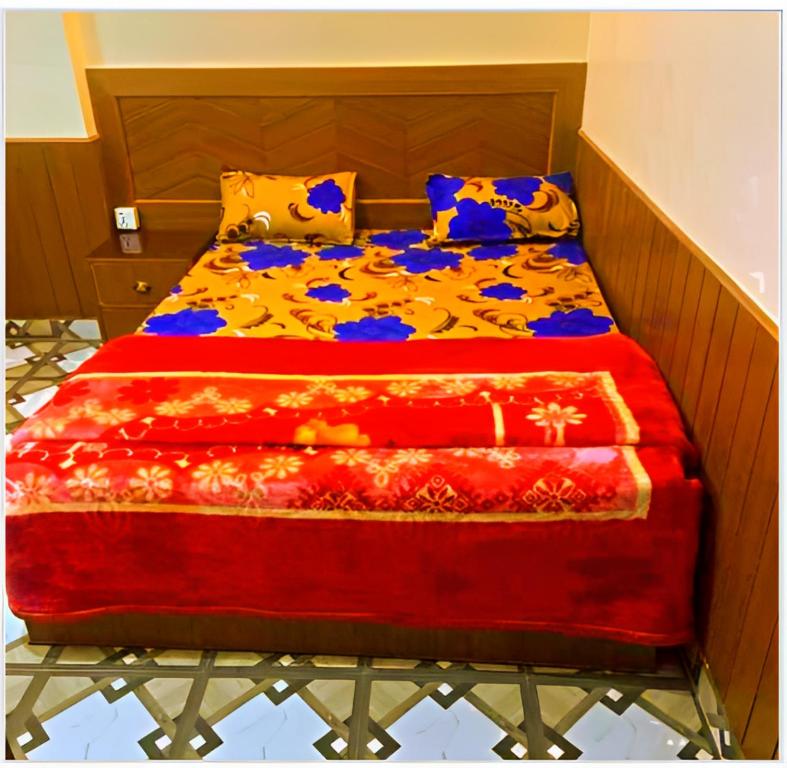 Postel nebo postele na pokoji v ubytování Shri Holy Family Guest House