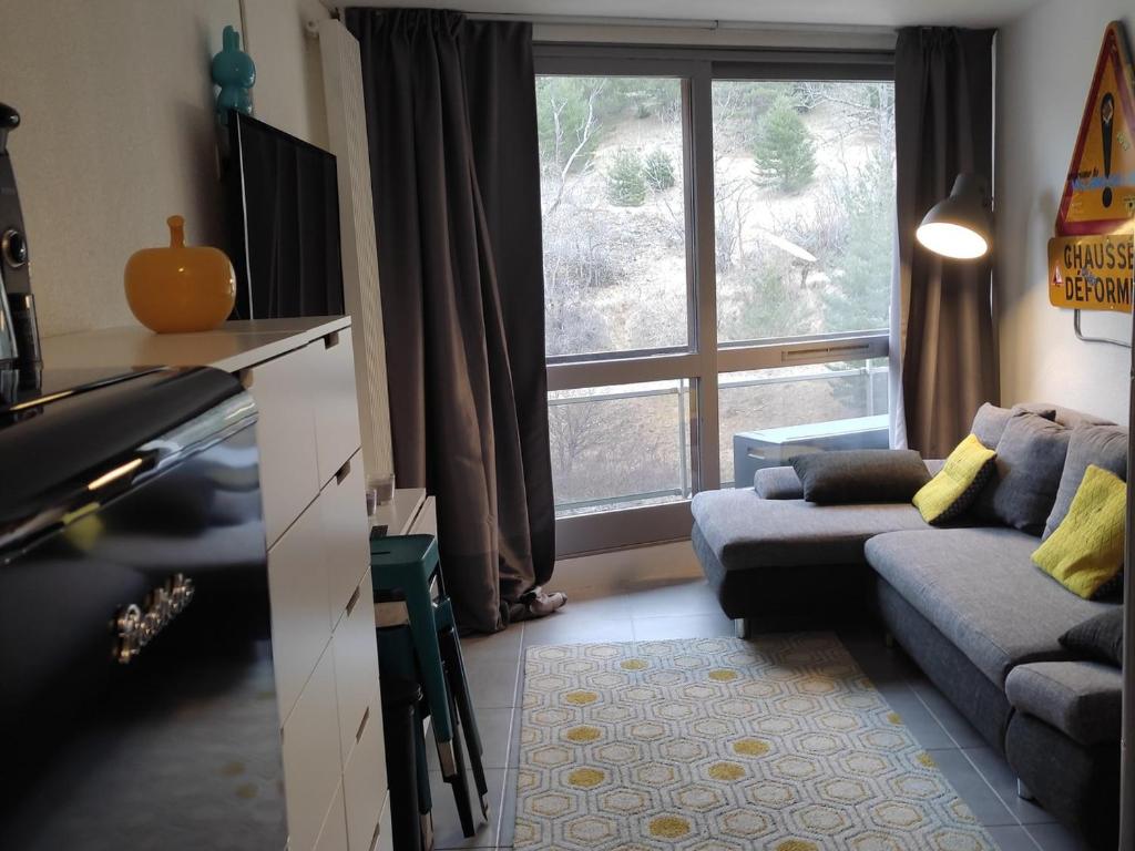 Posedenie v ubytovaní Studio cosy 22m² rénové - 5 pers, pieds des pistes, commerces et télécabines à proximité - FR-1-689-119