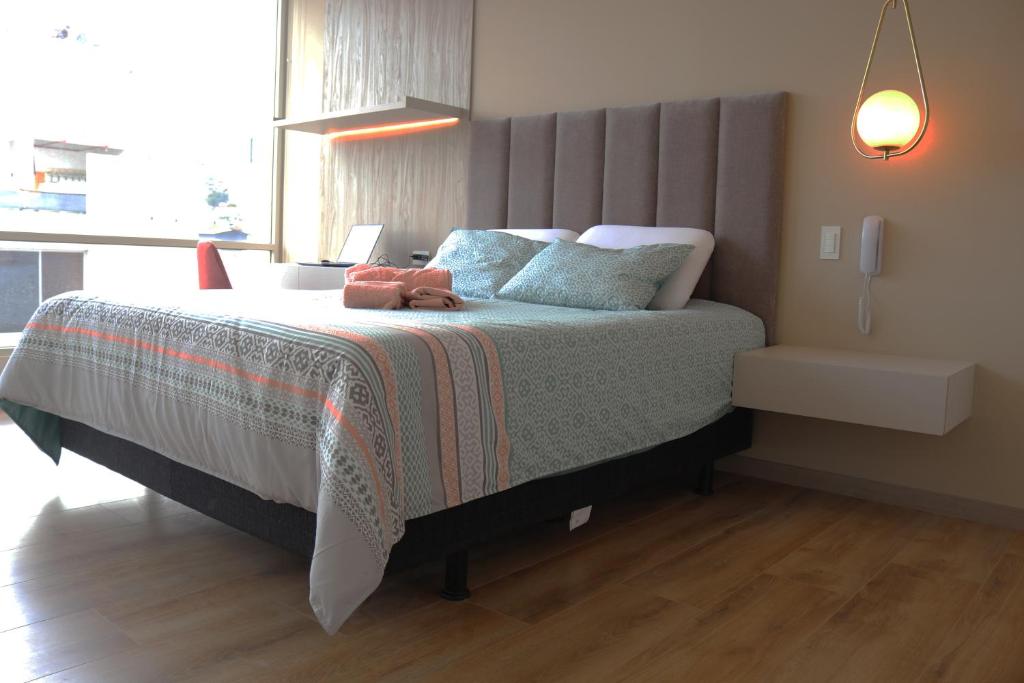 Un dormitorio con una cama con un osito de peluche. en Cinnamon Suite - Private - Comfy - Brand NEW en Quito