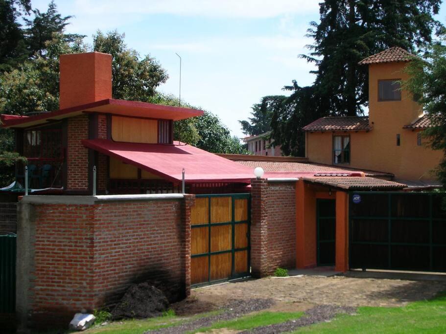 メキシコシティにあるLoft Campestre: A medio Ajusco, cerca de la ciudadの赤屋根のレンガ造りの家