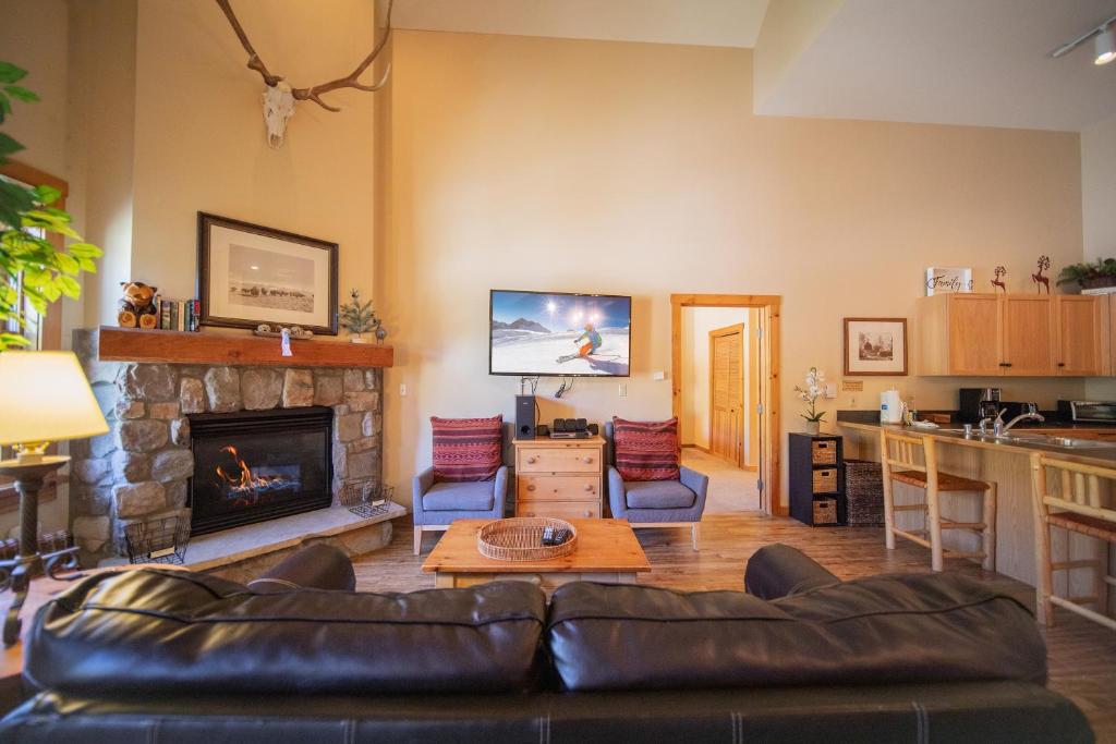 a living room with a couch and a fireplace at Buffalo Lodge 8413 in Keystone