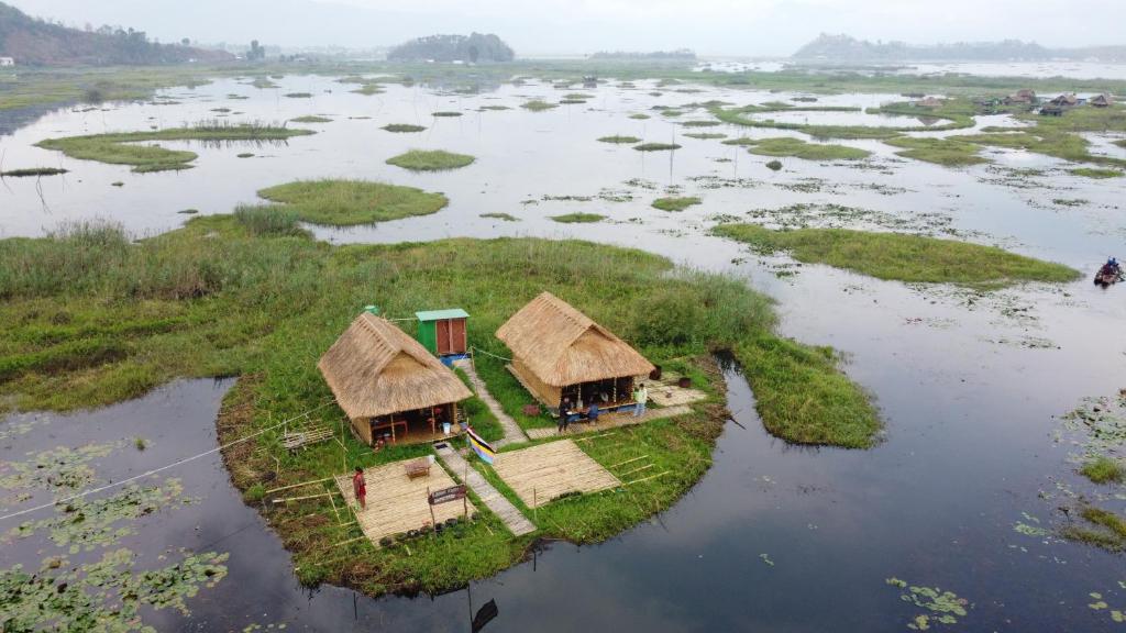 Laisoi Farm Homestay (floating hut of Loktak), Moirāng, India
