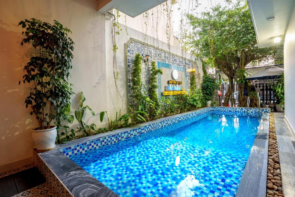 uma piscina no meio de um edifício em HAI DAO HOI AN VILLA em Hoi An
