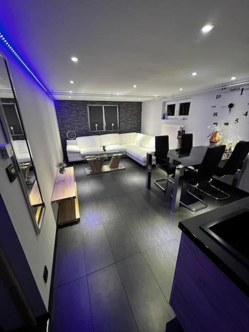 un salon avec un canapé et une table dans l'établissement Les hirondelles, à Battenheim