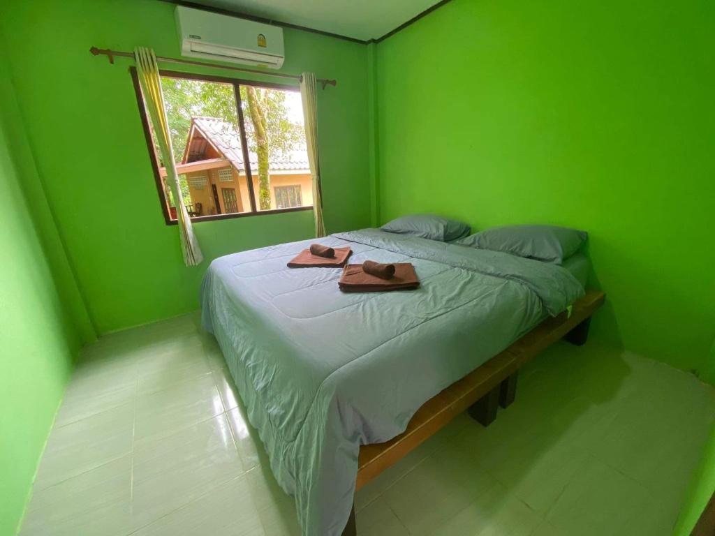 Postel nebo postele na pokoji v ubytování Sunset Seaview Lamsai House