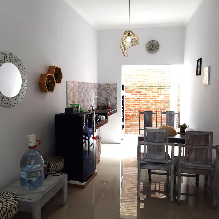 Posezení v ubytování rindoe jogja holiday home