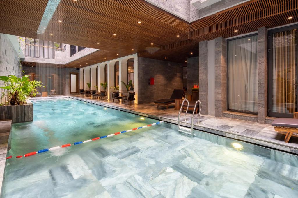 Hồ bơi trong/gần VernalHome Boutique Danang