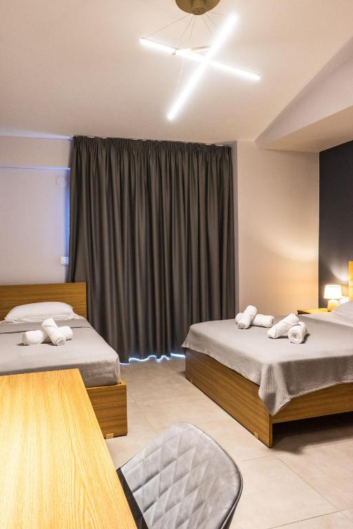 pokój hotelowy z dwoma łóżkami i oknem w obiekcie Cynthia w mieście Nea Vrasna