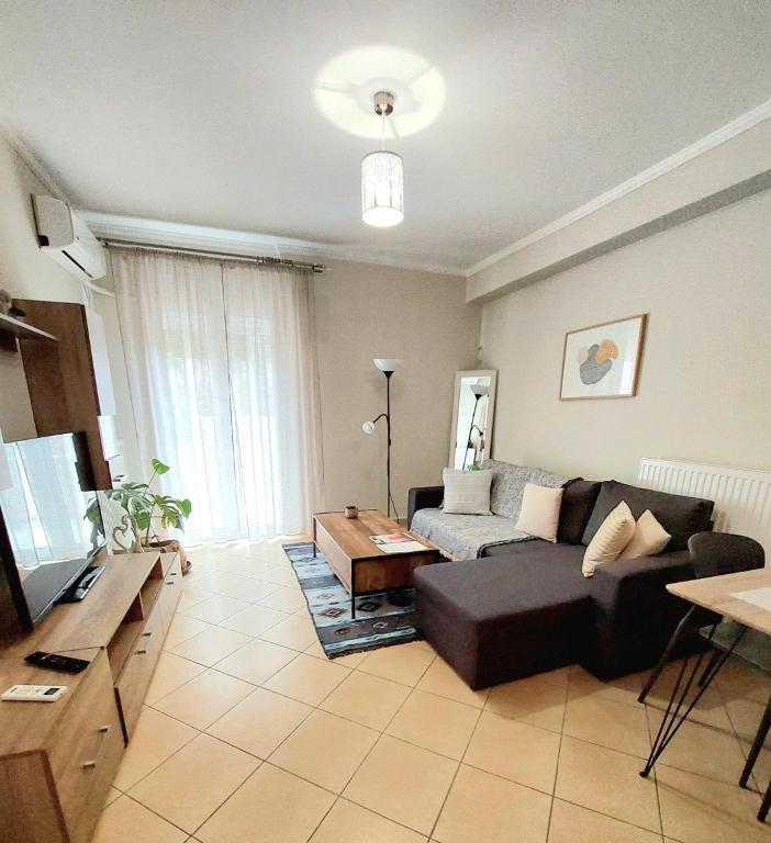 salon z kanapą i stołem w obiekcie Elpida's house w mieście Spata
