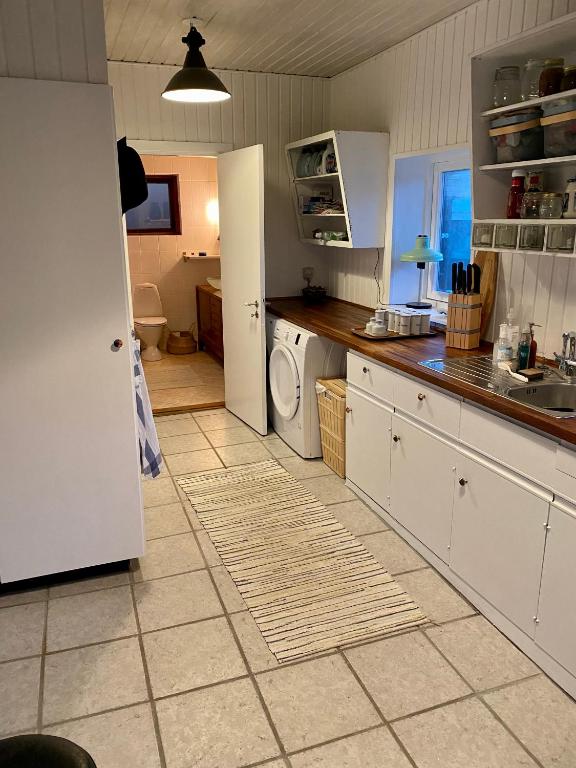 Kuchyň nebo kuchyňský kout v ubytování feriehus med havudsigt