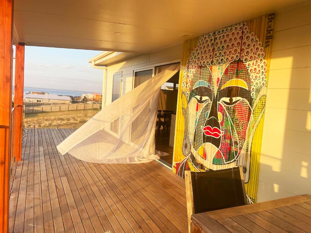 un mural de una cara en el lateral de una casa en If you are looking for iconic modern, look no further en San Remo