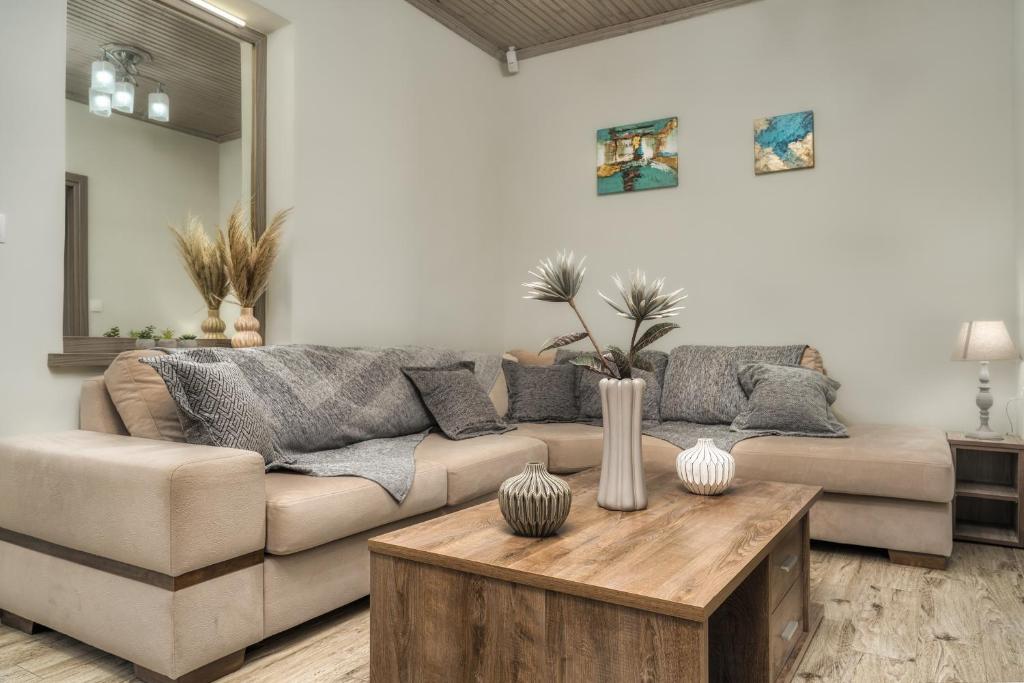 ein Wohnzimmer mit einer Couch und einem Couchtisch in der Unterkunft Little Gem in Zakynthos