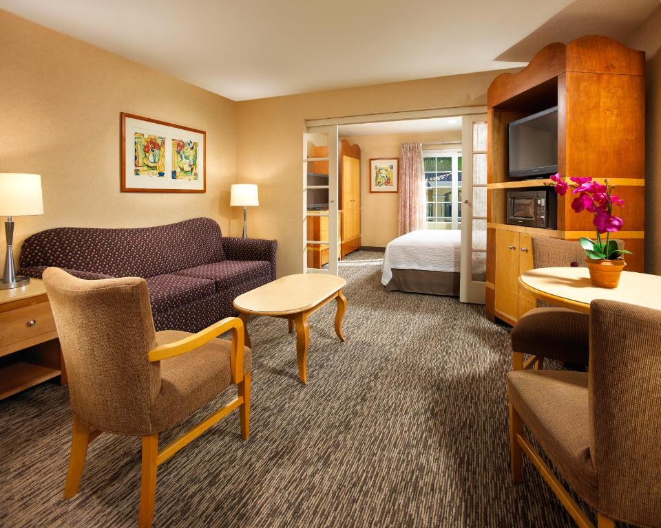 Anaheim Portofino Inn & Suites - King Suite
