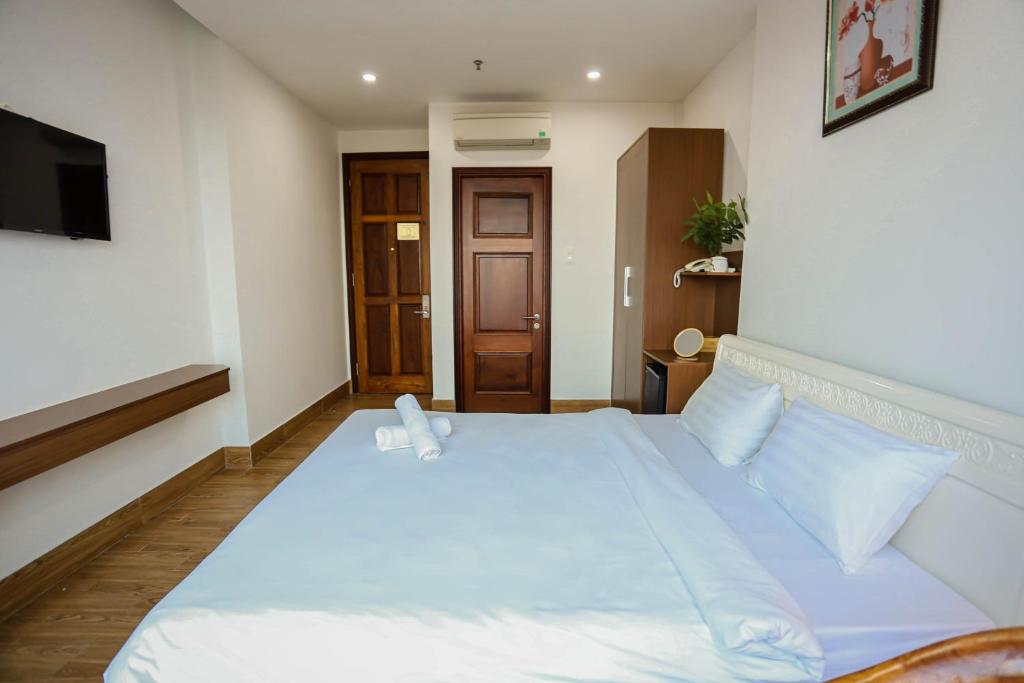 Giường trong phòng chung tại SeaColor Beachstay Danang Hotel by Haviland