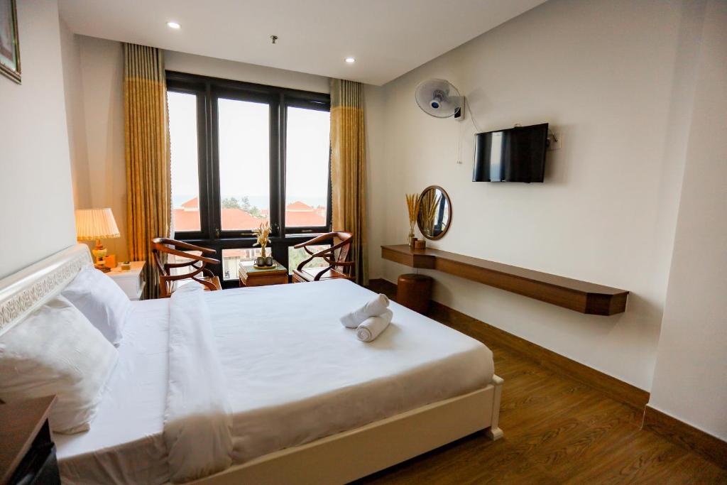 Giường trong phòng chung tại SeaColor Beachstay Danang Hotel by Haviland