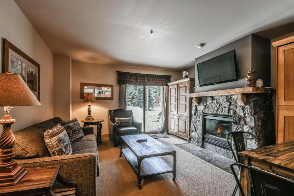 ein Wohnzimmer mit Sofa und Kamin in der Unterkunft Red Hawk Lodge 2222 by SummitCove Lodging in Keystone