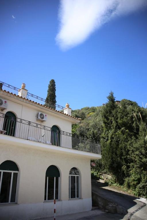 un edificio con balcón en la parte superior en Villa Moschella en Taormina