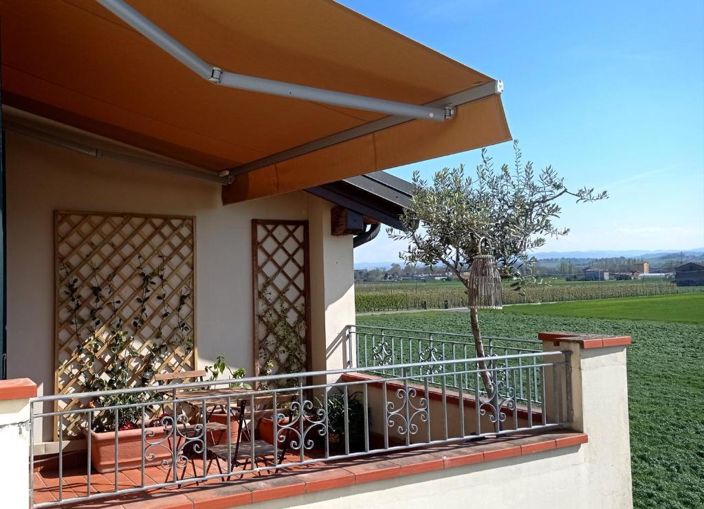 A balcony or terrace at Bilocale tra città e colline.