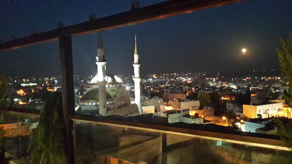 Nespecifikovaný výhled na destinaci Madaba nebo výhled na město při pohledu z hotelu
