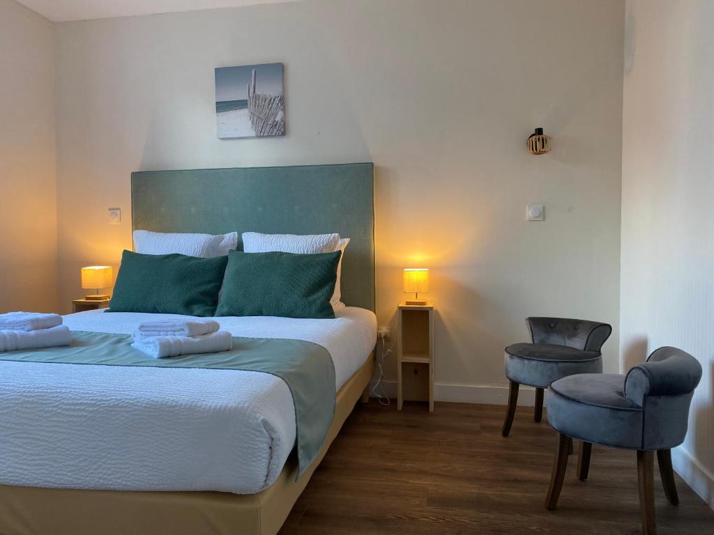 Postel nebo postele na pokoji v ubytování Logis Hôtel Emeraude des Bois