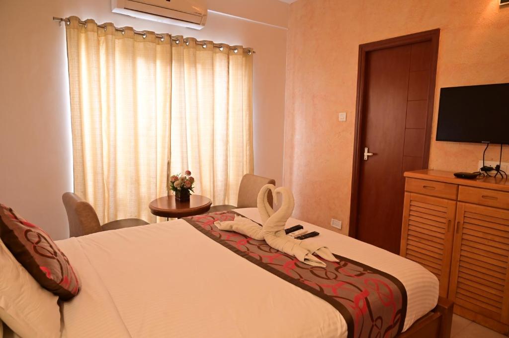 Postel nebo postele na pokoji v ubytování Grand Cascade Chennai