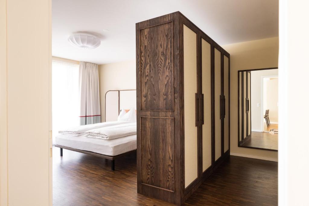 Postel nebo postele na pokoji v ubytování EMA House Serviced Apartments Superior Seefeld