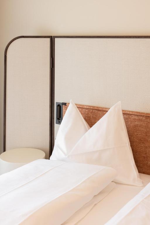 Postel nebo postele na pokoji v ubytování EMA House Serviced Apartments Superior Seefeld