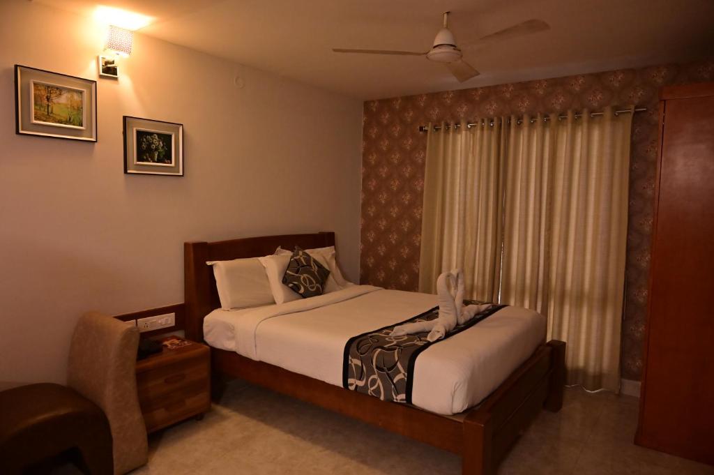 Postel nebo postele na pokoji v ubytování Grand Cascade Chennai