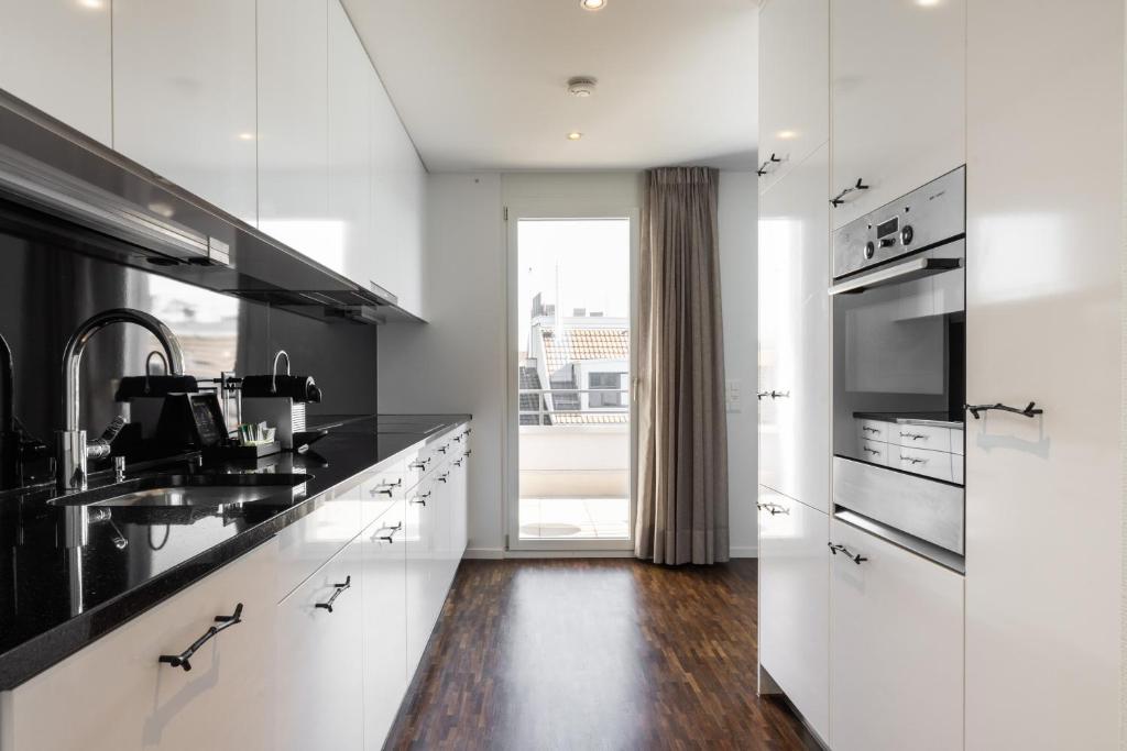 Kuchyň nebo kuchyňský kout v ubytování EMA House Serviced Apartments Superior Seefeld