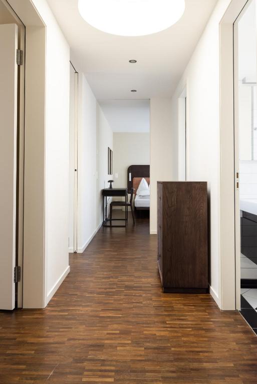 Postel nebo postele na pokoji v ubytování EMA House Serviced Apartments Superior Seefeld