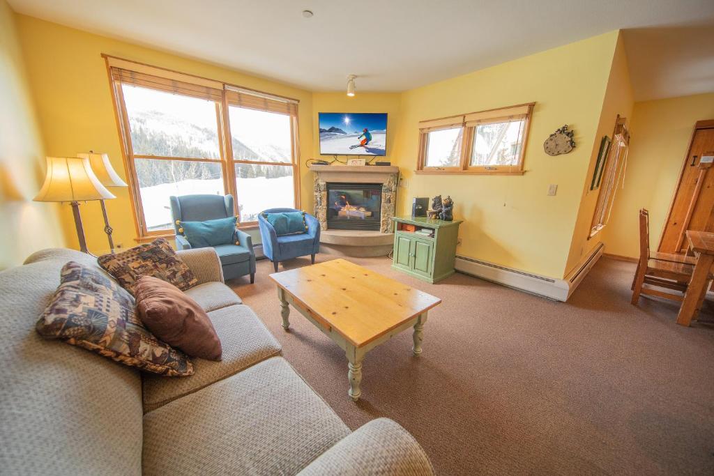 uma sala de estar com um sofá e uma mesa em Black Bear 8035 em Keystone