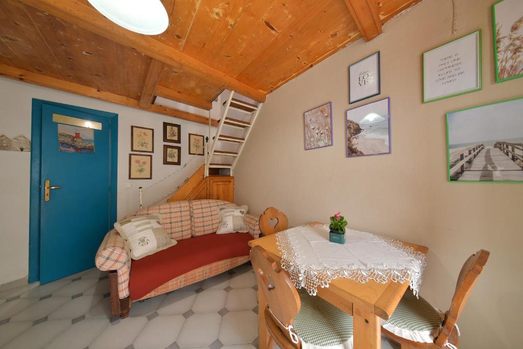 um quarto com uma mesa, uma cama e uma escada em Casa Vicolo Saraceno em Ischia