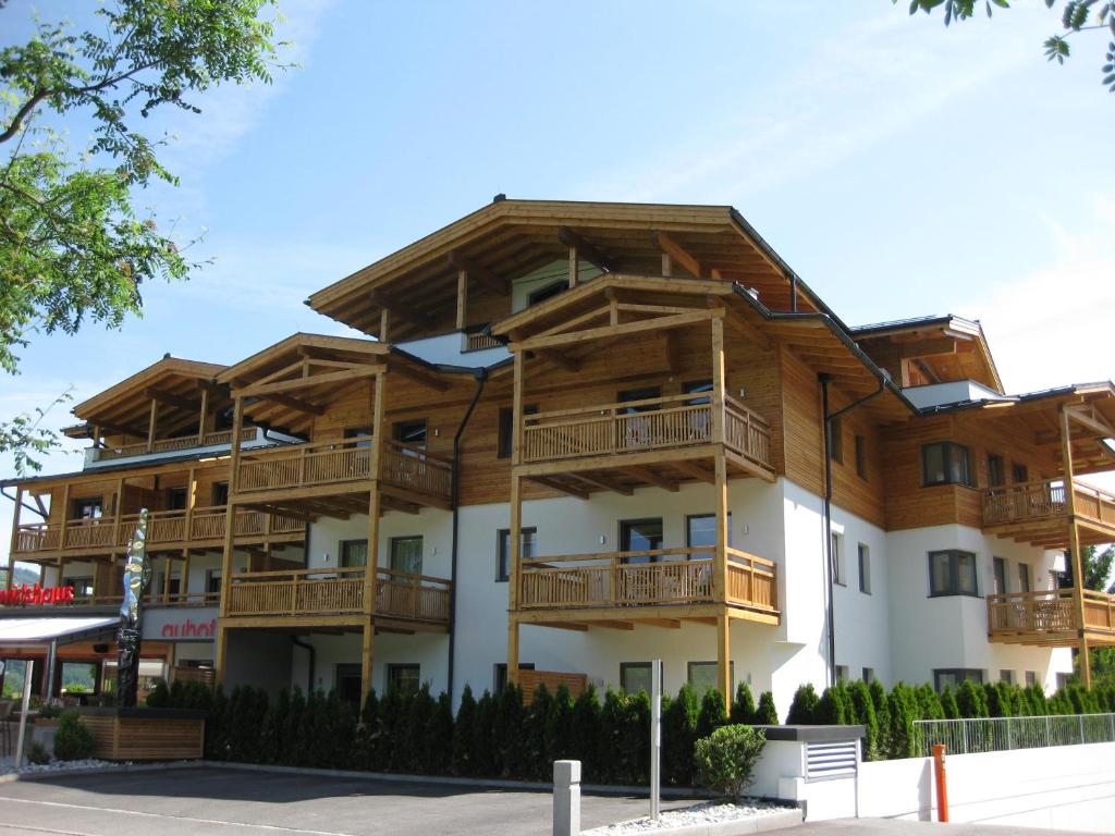 een groot appartementencomplex met houten balkons bij AvenidA Style Appartements by Alpin Rentals in Kaprun