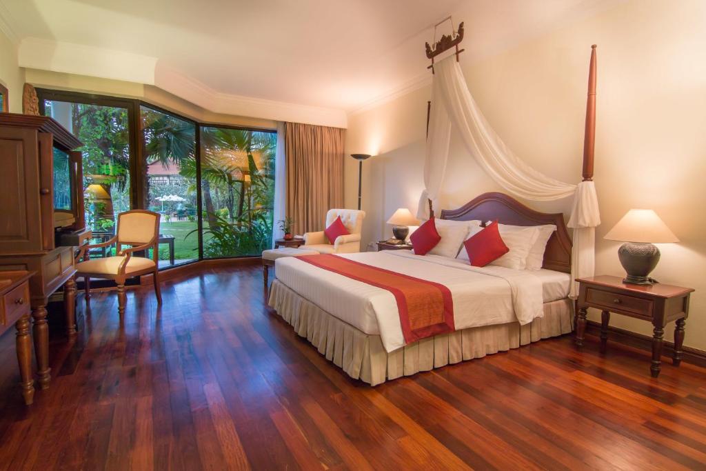 Postel nebo postele na pokoji v ubytování Angkor Palace Resort & Spa