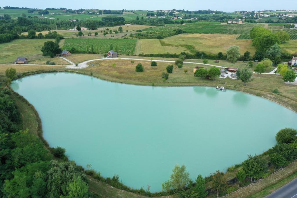 Vue aérienne de deux réservoirs sur une colline dans l'établissement Shanti Lac Cabanes gîtes insolites et espace bien-être Bordeaux, à Berson