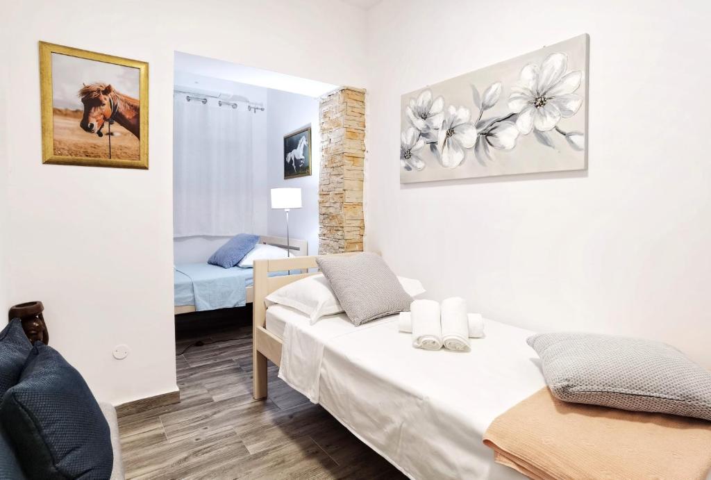 Habitación pequeña con 2 camas y espejo. en Apartments Nova en Split