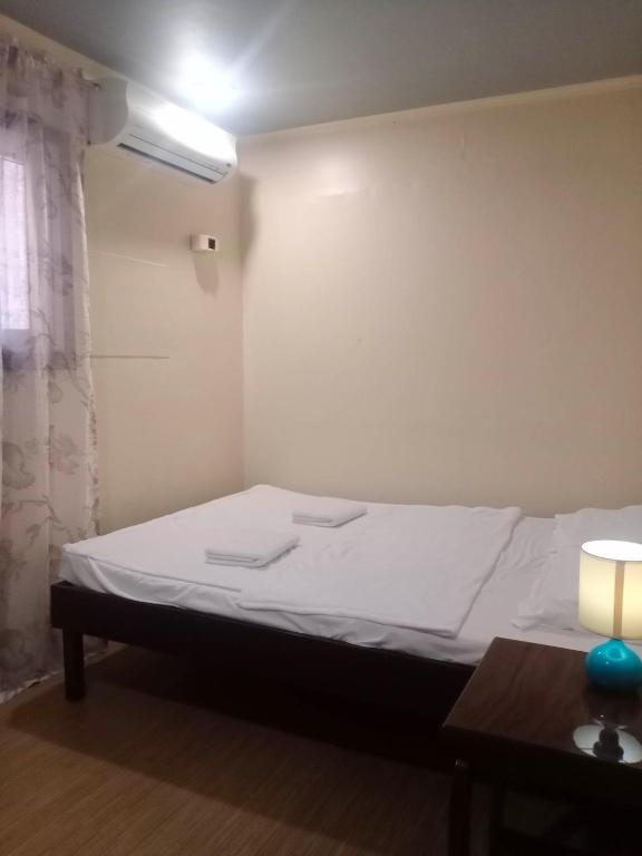 Postel nebo postele na pokoji v ubytování Z&j Transient House
