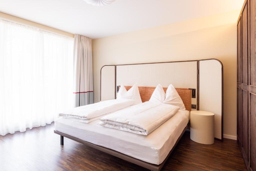 Postel nebo postele na pokoji v ubytování EMA House Serviced Apartments Superior Seefeld