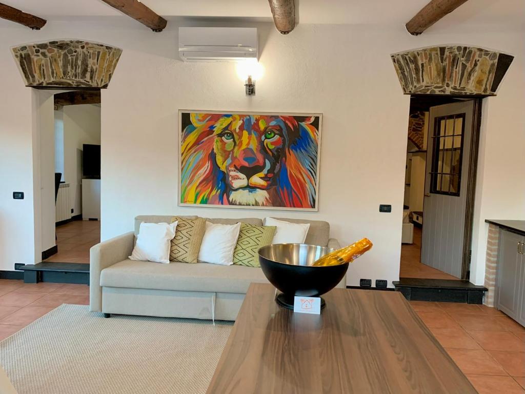 un salon avec un canapé et une peinture de lion dans l'établissement Rock House, à Rapallo
