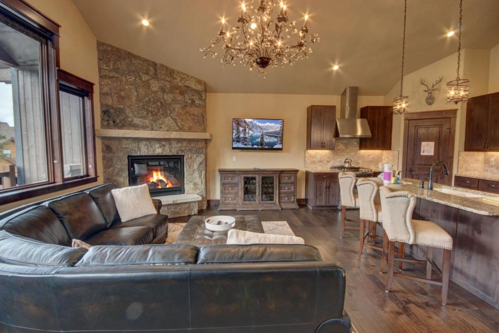 sala de estar con sofá de cuero y chimenea en River Run Townhomes 96 en Keystone