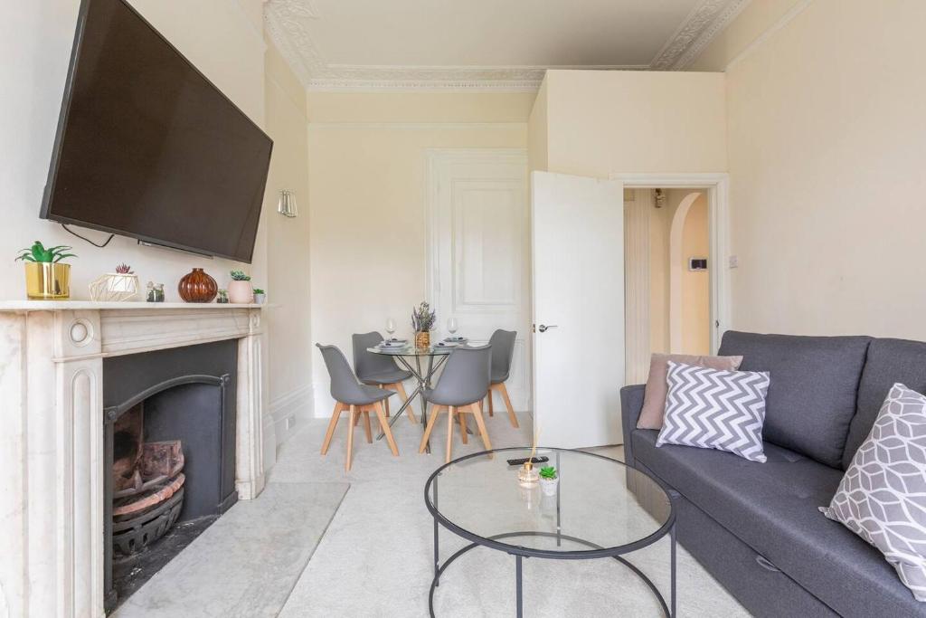 - un salon avec un canapé et une table dans l'établissement Cozy Flat in the Heart of London, à Londres