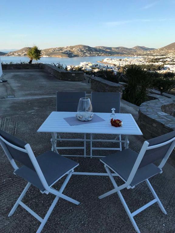 stół piknikowy i dwa krzesła z widokiem na wodę w obiekcie WONDERFULL SEA VIEW II w mieście Parasporos
