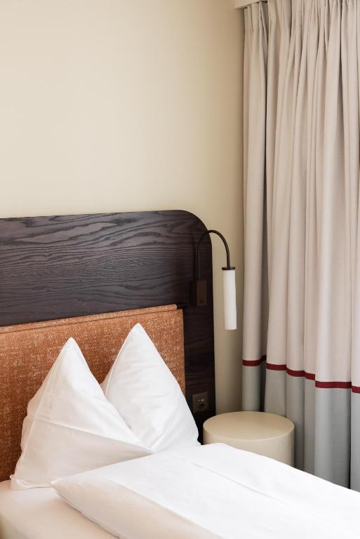 Postel nebo postele na pokoji v ubytování EMA House Serviced Apartments Superior Seefeld